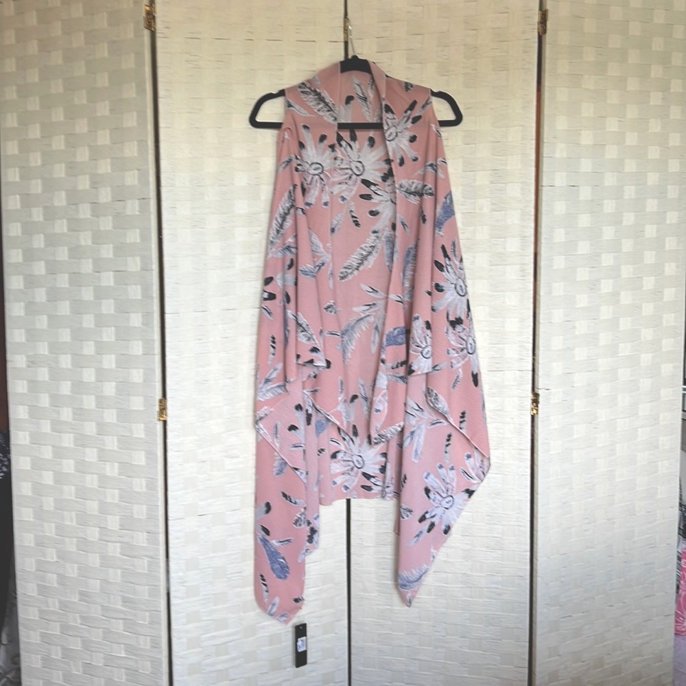 NWT!! Sleeveless open front top, NEW,pink with navy, white, & gray feathers.